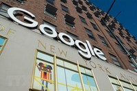 Biểu tượng của Google tại một tòa nhà ở New York, Mỹ. (Ảnh: AFP/TTXVN).