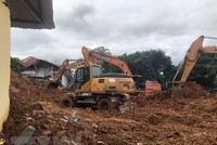 Các phương tiện nỗ lực tìm kiếm người bị nạn trong vụ sạt lở đất. (Ảnh: TTXVN phát).