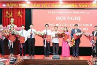 Lãnh đạo UBND tỉnh Sơn La trao các quyết định bổ nhiệm cho các cán bộ.