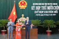 Bí thư Tỉnh ủy Phú Yên Phạm Đại Dương chúc mừng bà Cao Thị Hòa An được bầu làm Chủ tịch HĐND tỉnh Phú Yên. (Ảnh: Xuân Triệu/TTXVN).