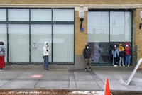 Người dân xếp hàng chờ xét nghiệm Covid-19 ngày 10/11 tại Fargo, Bắc Dakota. Ảnh: NYTimes.