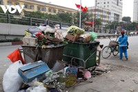 Khối lượng rác phát sinh hằng ngày rất lớn. Nhiều nơi tăng cường thêm thùng rác khiến nhiều tuyến phố mất mỹ quan.