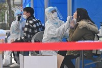 Nhân viên y tế lấy mẫu xét nghiệm COVID-19 cho người dân tại Seoul, Hàn Quốc ngày 27/11/2020. (Ảnh: AFP/TTXVN).