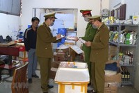 Lực lượng chức năng phát hiện cơ sở kinh doanh của Trần Văn Tiến có gần 1 tấn thực phẩm đã bốc mùi hôi thối. (Ảnh: TTXVN phát).