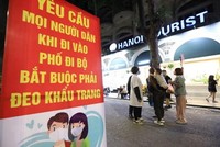 Tại các lối ra vào của phố đi bộ bờ hồ thuộc quận Hoàn Kiếm (Hà Nội) đều có chốt chặn của lực lượng chức năng nhằm tuyên truyền, nhắc nhở và xử phạt người dân không tuân thủ, quy định đeo khẩu trang phòng chống dịch. (Ảnh: Thành Đạt/TTXVN).