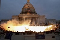 Những người ủng hộ Tổng thống Trump xông vào tòa nhà Quốc hội Mỹ ở Đồi Capitol. (Ảnh: Reuters).