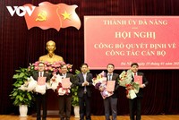 Ông Lương Nguyễn Minh Triết, Phó Bí thư Thường trực Thành ủy Đà Nẵng trao Quyết định và tặng hoa chúc mừng các thành viên được bổ nhiệm giữ chức vụ mới.