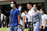 Nhân viên văn phòng Singapore thời Covid-19. Ảnh: AFP.