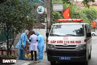 Sáng nay, lực lượng chức năng phường Điện Biên (quận Ba Đình) đã lập rào chắn phong tỏa khu phố có ca dương tính với SARS-CoV2 trên địa bàn, đồng thời đưa 3 trường hợp F1 có liên quan đi cách ly. (Ảnh: Đỗ Linh).