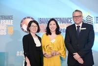 Đại diện PVcomBank nhận giải thưởng từ Ban tổ chức