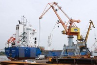 Bốc xếp hàng hóa tại Cảng Hải Phòng. (Ảnh: Lâm Khánh/TTXVN)
