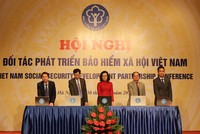 Đại diện lãnh đạo ngành, lãnh đạo đơn vị BHXH Việt Nam tiến hành bấm nút khai trương Cổng TTĐT BHXH Việt Nam phiên bản tiếng Anh.