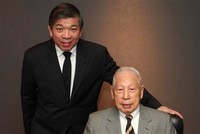 Hai cha con Teo Siong Seng và Chang Yun Chung. Ảnh:PIL