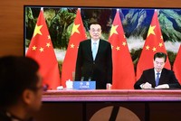 Thủ tướng Trung Quốc Lý Khắc Cường và Bộ trưởng Thương mại Trung Quốc Chung San trong buổi lễ ký kết Hiệp định Đối tác Kinh tế Toàn diện Khu vực (RCEP) tại hội nghị cấp cao ASEAN được tổ chức trực tuyến vào ngày 15/11/2020. Nguồn: AFP