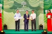 Doanh nhân Đỗ Quang Hiển trao biểu trưng ủng hộ 30 tỷ đồng cho Quỹ “Vì người nghèo” tại chương trình “Cả nước chung tay vì người nghèo”