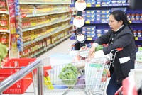 Nhiều người phải đợi chờ khá lâu mới đến lượt để thanh toán.