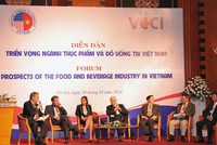 Các diễn giả trao đổi tại Diễn đàn Triển vọng ngành thực phầm và đồ uống tại Việt Nam