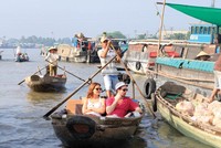 Du khách nước ngoài tham gia tour du lịch thăm chợ nổi Cái Răng (Cần Thơ).