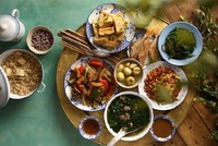 Mâm cơm thời bao cấp cũng gợi lại những kỷ niệm thân thương bên gia đình trong lòng mỗi người đã từng sống qua thời bao cấp.