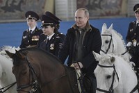 Tổng thống Nga Vladimir Putin cưỡi ngựa cùng với các nữ cảnh sát để chúc mừng họ nhân Ngày Quốc tế Phụ nữ sắp tới tại Moscow. Ảnh: Sputnik.