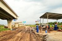 Thi công tuyến cao tốc Trung Lương - Mỹ Thuận. (Ảnh: Tuổi trẻ).