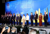 Chủ tịch Quốc hội Nguyễn Thị Kim Ngân và các trưởng đoàn chụp ảnh chung tại lễ khai mạc (Ảnh: TTXVN)