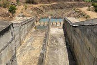 Kênh mương dẫn nước từ hồ Tân Giang (huyện Thuận Nam) về tưới vùng hạ lưu giờ cạn khô.