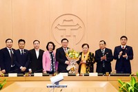 Đoàn đại biểu thành phố Hà Nội tặng hoa, chúc mừng Ủy viên Bộ Chính trị, Bí thư Thành ủy Hà Nội Vương Đình Huệ được bầu làm Trưởng đoàn đại biểu Quốc hội thành phố Hà Nội Ảnh: KTĐT