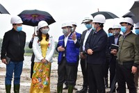 Chủ tịch UBND tỉnh Thừa Thiên Huế Phan Ngọc Thọ (áo khoác xanh) kiểm tra công trình xây dựng nhà máy chế biến cát, bột thạch anh ít sắt chất lượng cao