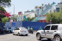 Những chiếc cần cẩu đã phơi mưa nắng từ lâu trên công trường dự án Khu tứ giác Bến Thành