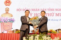 Ông Thái Thanh Quý - Ủy viên dự khuyết BCHTrung ương Đảng, Bí thư Tỉnh ủy tặng hoa chúc mừng đồng chí Nguyễn Đức Trung vừa được HĐND tỉnh bầu giữ chức Chủ tịch UBND tỉnh nhiệm kỳ 2016 - 2021