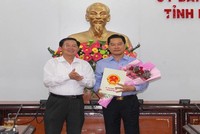 Ông Hồ Quốc Dũng, Chủ tịch UBND tỉnh Bình Định trao Quyết định bổ nhiệm giám đốc Sở Kế hoạch-Đầu tư cho ông Nguyễn Thành Hải (bên phải).