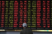 Chứng khoán Trung Quốc đại lục nhuốm đỏ trong phiên giao dịch sáng nay 2/6. Ảnh: AFP