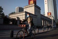 Người dân Trung Quốc đeo khẩu trang phòng dịch COVID-19 khi ra đường. Ảnh: BBC