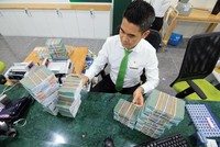 Việt Nam hiện nay có thể giảm thêm lãi suất, đẩy mạnh tín dụng để hỗ trợ tăng trưởng. Ảnh: Đ.T