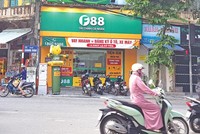 Ngoài lãi suất cao, F88 còn yêu cầu người vay phải mua bảo hiểm vật chất ô tô, xe máy và bảo hiểm bảo vệ thu nhập gia đình.
