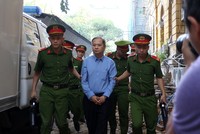 Cựu Phó chủ tịch UBND TP.HCM Nguyễn Hữu Tín ra tòa phiên xét xử tháng 12/2019 vì giao không đấu giá 5.000 m2 tại số 15 Thi Sách, quận 1 cho Vũ "nhôm”. Ảnh: Lê Toàn