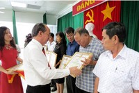 Cá nhân, tập thể nhận Bằng khen của tỉnh Phú Yên về thành tích vươn lên thoát nghèo