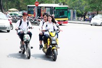Mỗi ngày có khoảng 3 triệu xe máy điện tham gia giao thông. Ảnh: Dũng Minh