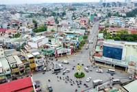 Phía Đông gồm quận 2, quận 9, quận Thủ Đức với diện tích chiếm khoảng 11% diện tích thành phố, dân số chiếm hơn 11%