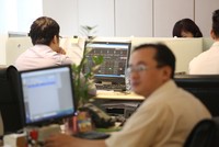 Hàng loạt lãnh đạo ra tay cứu giá cổ phiếu