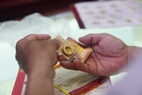 Giá vàng hôm nay ngày 28/9: Vàng thế giới lao dốc không phanh, SJC vẫn vững vàng