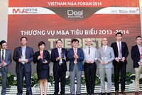 Ông Nguyễn Văn Phúc, Phó chủ nhiệm Ủy ban Kinh tế của Quốc hội trao kỷ niệm chương cho các DN được bình chọn có thương vụ M&A tiêu biểu 2014