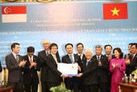 Ông Lê Hoàng Quân, Chủ tịch UBND TP.HCM trao giấy chứng nhận đầu tư Dự án OneHub Saigon cho nhà đầu tư