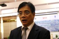 Ông Trần Đình Thiên phát trao đổi với Báo Đầu tư điện tử tại Diễn đàn Kinh tế mùa thu 2014 diễn ra sáng nay, 27/9