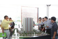 Đại diện chủ đầu tư giới thiệu The One Residence với khách hàng