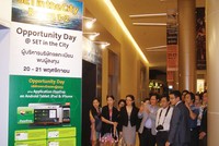 Lãnh đạo HOSE và HNX cùng các nhà báo tham dự Triển lãm chứng khoán tại Thái Lan