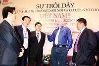 TS. Marc Faber (áo tím) tin rằng, Việt Nam là thị trường đầy tiềm năng trong dài hạn