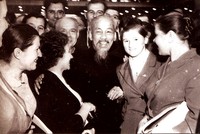 Chủ tịch Hồ Chí Minh nói chuyện thân mật với các đại biểu Liên Xô và nước ngoài dự Đại hội 22 Đảng Cộng sản Liên Xô - Ảnh: TTXVN