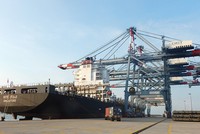 Cảng CMIT đang chuyển mình để trở thành cảng trung chuyển quốc tế trong tuyến vận tải Nội Á - Ảnh: Minh Lý
